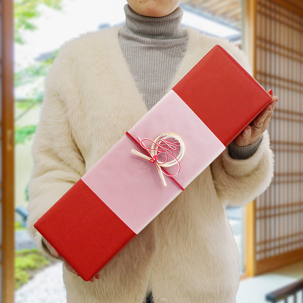 還暦祝いらしい特別な赤色のラッピング